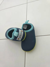 Load image into Gallery viewer, Pre-Loved Minnow Beach/Swim shoes  SIZE AUS 5