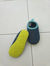 Load image into Gallery viewer, Pre-Loved Minnow Beach/Swim shoes  SIZE AUS 5