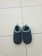Load image into Gallery viewer, Pre-Loved Minnow Beach/Swim shoes  SIZE AUS 5