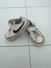 Load image into Gallery viewer, Pre-Loved Nike SIZE uk 5.5